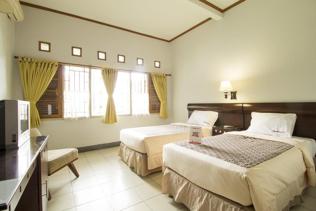Hotel Reddoorz @ Setrasari Bandung Zimmer foto