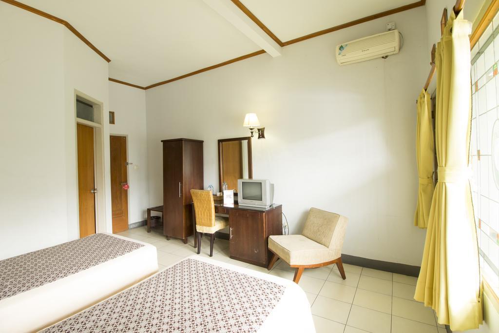 Hotel Reddoorz @ Setrasari Bandung Zimmer foto
