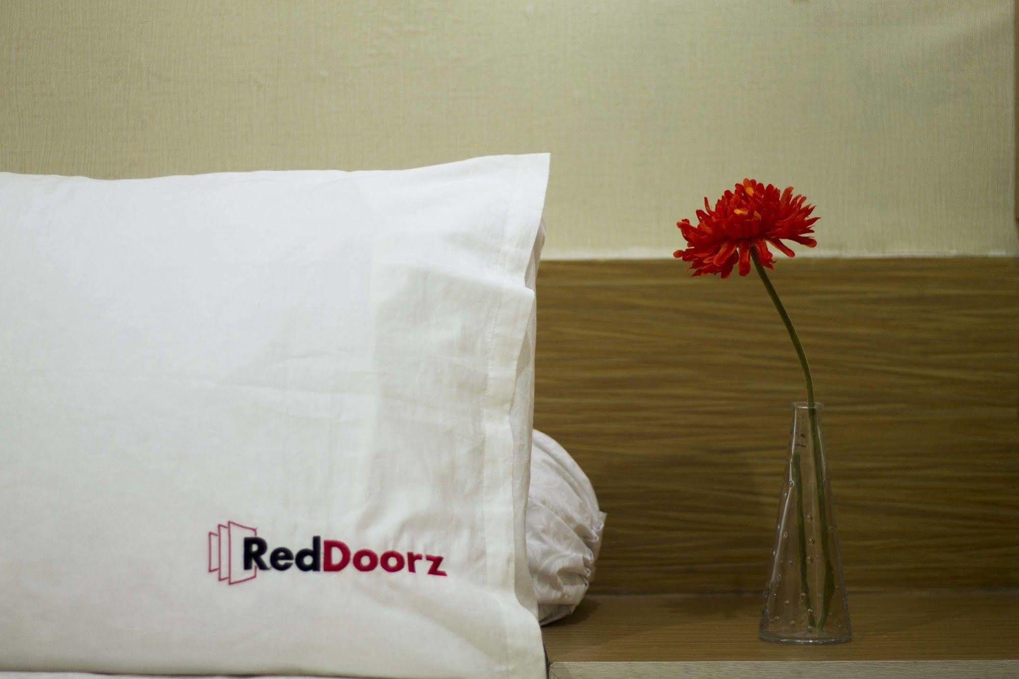 Hotel Reddoorz @ Setrasari Bandung Exterior foto
