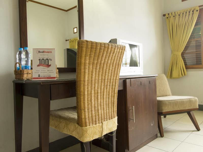 Hotel Reddoorz @ Setrasari Bandung Exterior foto