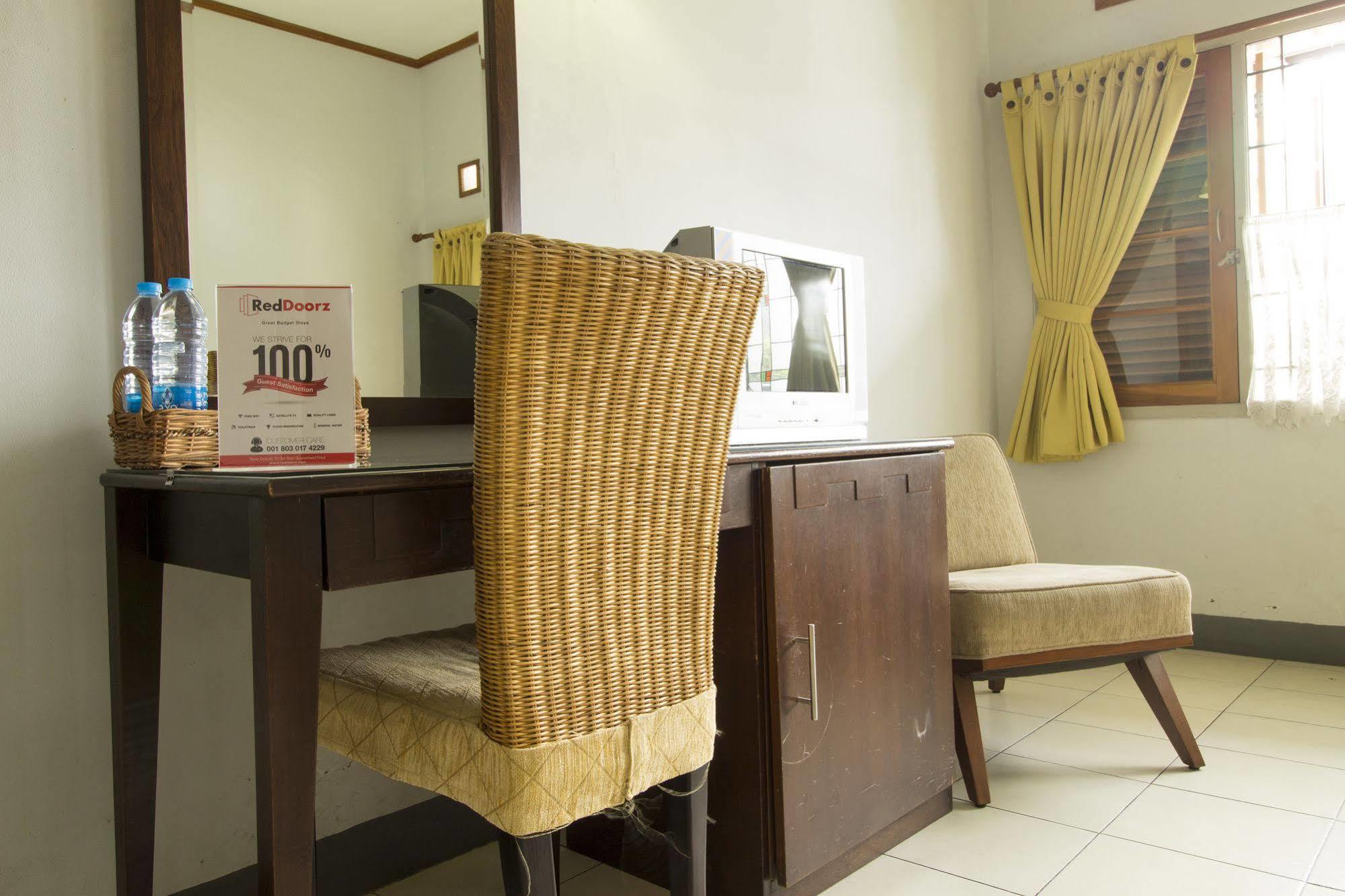 Hotel Reddoorz @ Setrasari Bandung Exterior foto